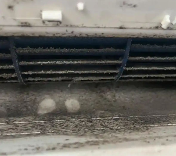 洛龙空调吹的风有股烧焦味是怎么回事